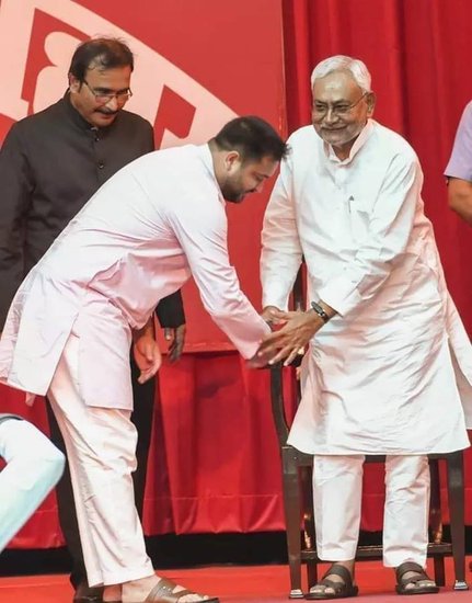 Tejashwi Yadav: लालू प्रसाद यादव (Lalu Prasad Yadav) के परिवार में इन दिनों खुशी का माहौल है। एक बार फिर से महागठबंधन की सरकार बनी है। तेजस्वी यादव को दोबारा डिप्टी सीएम बनाया गया है। यादव परिवार की खुशी रक्षा बंधन (Raksha Bandhan) के त्योहार पर भी दिखी। 