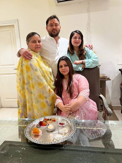 तेजस्वी यादव राखी के मौके पर पटना से दिल्ली पहुंचे थे। दिल्ली में अपनी तीन बहनों के साथ तेजस्वी ने रक्षा बंधन मनाया।