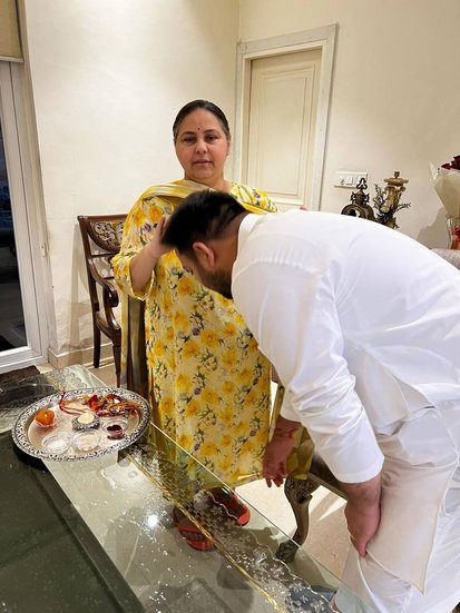 तेजस्वी और उनकी बहनें दिल्ली में मीसा भारती के बंगले पर इकट्ठा हुई थीं।