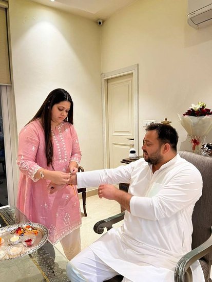 छोटे भाई को राखी बांधती रागिनी यादव।
