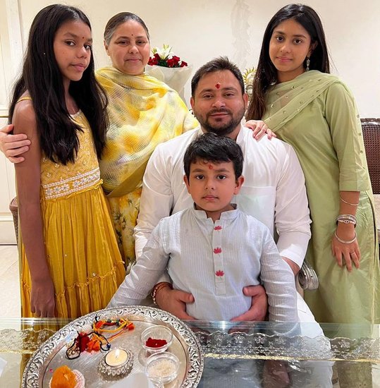 मीसा भारती ने तेजस्वी को आशीर्वाद देते हुए लिखा कि आप दुनिया के दिलों पर राज करें।
