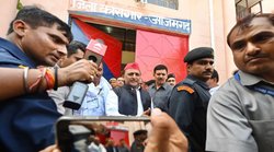 रमाकांत यादव से मिलने आजमगढ़ जेल पहुंचे अखिलेश तो भड़की उलेमा काउंसिल, कहा- हत्या के आरोपी से मिलने का टाइम है