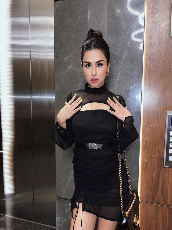 AVNEET KAUR IN ALL BLACK LOOK