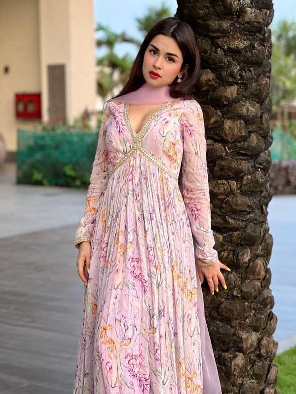 AVNEET KAUR IN SUIT STYLE