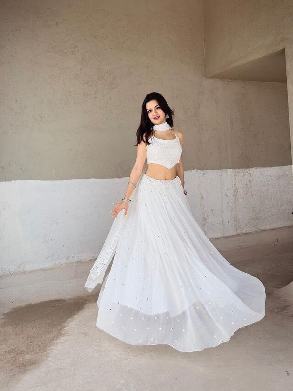 AVNEET KAUR IN WHITE LEHENGA LOOK