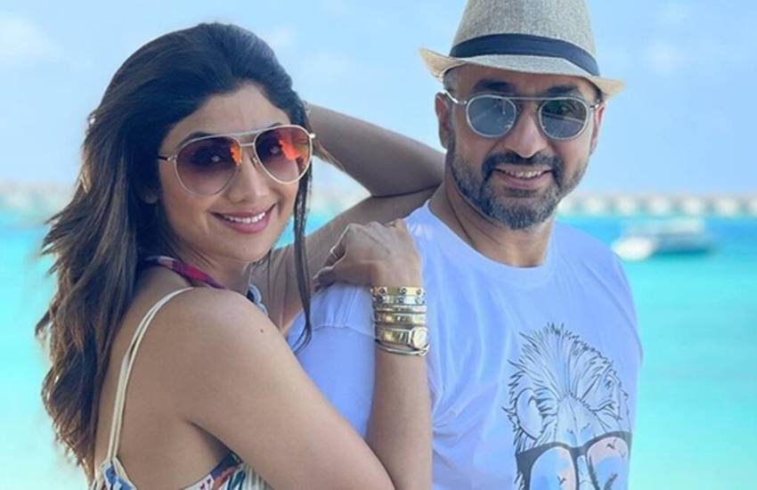 कुछ समय पहले शिल्पा शेट्टी के पति राज कुंद्रा पोर्न फिल्मों के कारोबार के आरोप में फंसे थे। उन्हें जेल भी जाना पड़ा था। तब लोगों ने ना सिर्फ राज को बल्कि शिल्पा को भी खूब ट्रोल किया। लेकिन ऐसे बुरे वक्त में शिल्पा पूरी मजबूती से पति संग खड़ी दिखी थीं।
