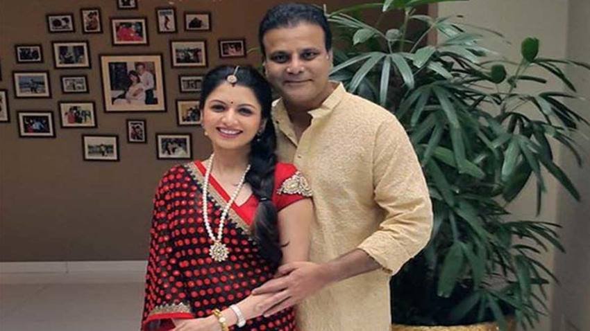एक्ट्रेस भाग्यश्री के पति हिमालय दासानी साल 2019 में हाई प्रोफाइल रैकेट से संबंध रखने के चक्कर में जेल गए थे। तब भी भाग्यश्री ने अपने पति का भरपूर साथ दिया था।