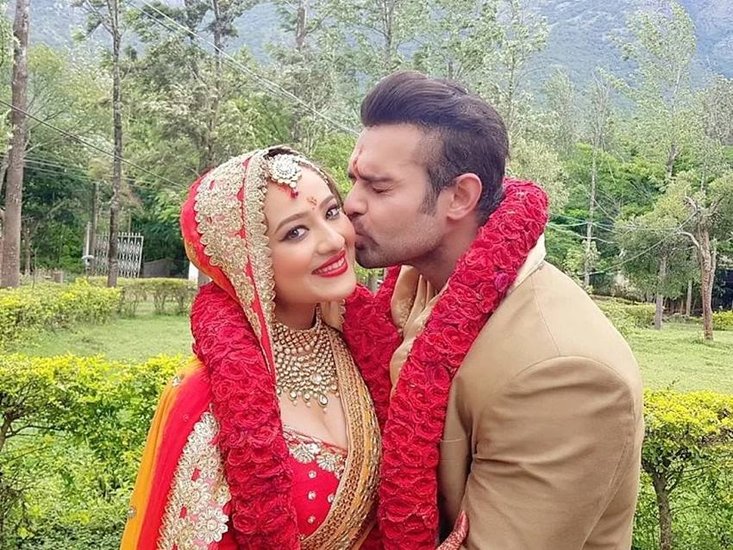टीवी एक्ट्रेस मदालसा शर्मा  के पति महाअक्षय पर एक लड़की ने रेप का आरोप लगाया था। उस बुरे वक्त में मदालसा पूरी ताकत के साथ महाअक्षय के साथ खड़ी थीं।