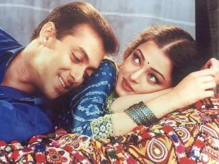 Aishwarya Rai: ऐश्वर्या राय सलमान खान के साथ रिलेशनशिप में थीं। दोनों के प्यार के चर्चे देशभर में मशहूर थे। लेकिन रिलेशनशिप से ज्यादा सुर्खियां बटोरीं दोनों के ब्रेकअप ने। हालांकि ऐश्वर्या राय ने ब्रेकअप के दर्द को खुद पर हावी नहीं होने दिया और मूव ऑन कर गईं। आज वह अभिषेक बच्चन के साथ खुशहाल मैरिड लाइफ जी रही हैं।
