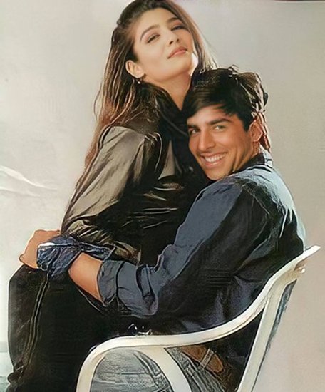 Raveena Tandon: रवीना टंडन भी अक्षय कुमार संग सीरियस रिलेशनशिप में थीं। ब्रेकअप के बाद रवीना टूटीं जरूर लेकिन उन्होंने इस दर्द को खुद पर हावी नहीं होने दिया। उन्होंने फिल्म डिसट्रीब्यूटर अनिल थडानी संग ब्याह रचा लिया।