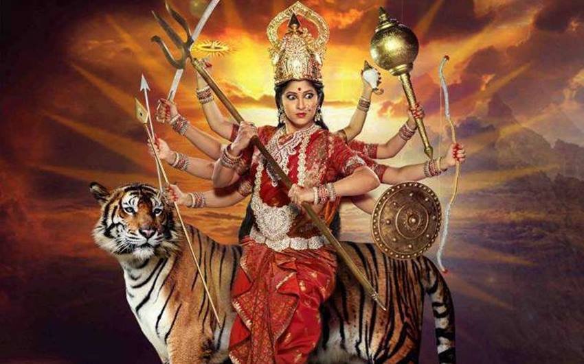 Sonarika Bhadauria: कलर्स टीवी के पॉपुलर शो 'देवों के देव महादेव' में सोनारिका भदौरिया ने देवी पार्वती का किरदार निभाया था। इस रोल में उन्हें खूब वाहवाही मिली थी।