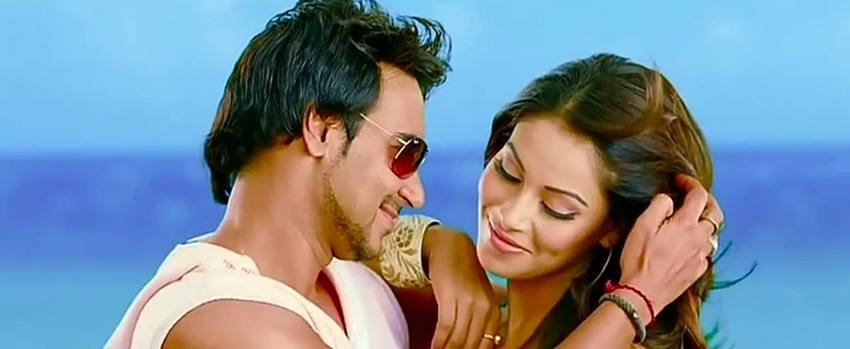 16 अक्टूबर 2009 को अक्षय की ब्लू अजय की ऑल द बेस्ट के साथ रिलीज हुई। ब्लू सुपरफ्लॉप तो ऑल द बेस्ट सुपरहिट रही थी। 