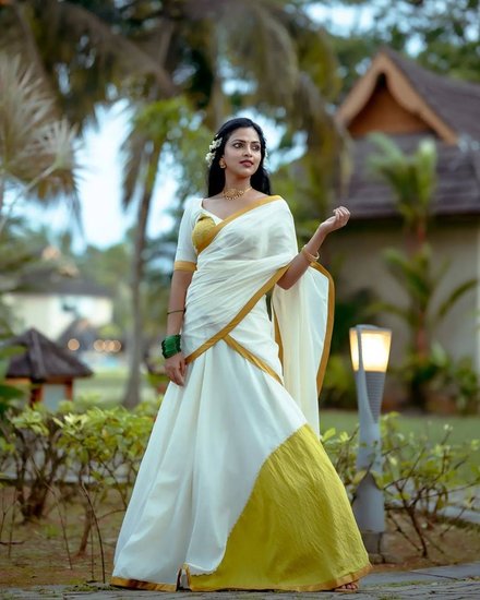 Amala Paul: अमाला पॉल साउथ की चर्चित अभिनेत्री हैं। वह अपनी फिल्मों और कुछ फिल्मों में बोल्ड सीन्स के लिए खूब चर्चित हैं। अकसर बोल्ड फोटोज पोस्ट करने वालीं अमाला ने हाल ही में साड़ी में कुछ फोटोज शेयर की हैं।