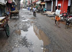 करोड़ों रुपये खर्च होने के बावजूद अमेठी की सड़कें जर्जर, लोग परेशान