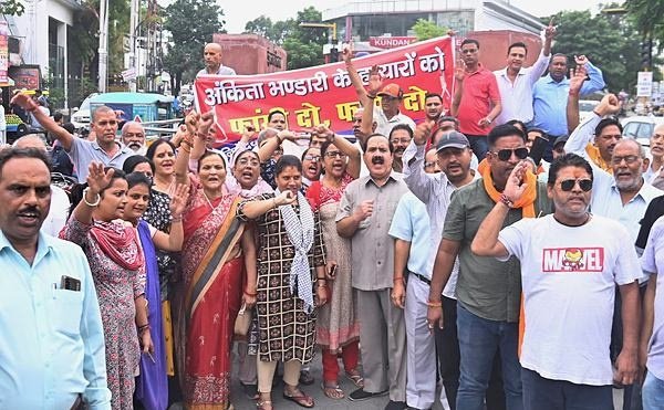 अंकिता हत्याकांड को लेकर गढ़वाल सभा और पहाड़ी महासभा के सदस्यों ने हरिद्वार में शनिवार, 24 सितंबर, 2022 को धरना दिया। (पीटीआई फोटो)