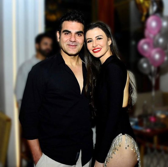 मलाइका अरोड़ा (Malaika Arora) से तलाक के बाद अरबाज खान (Arbaz Khan) जॉर्जिया एंड्रियानी (Giorgia Andriani) को डेट कर रहे हैं। दोनों कई बार एक दूसरे के साथ क्वालिटी टाइम स्पेंड करते देखे जा चुके हैं। जॉर्जिया बेहद खूबसूरत और स्टाइलिश हैं। 