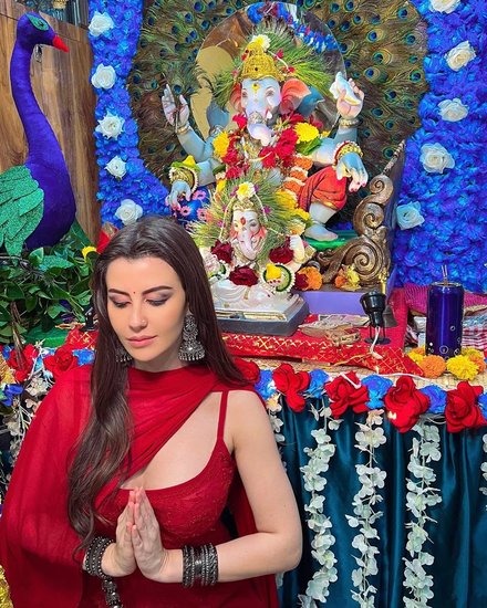 ड्रेस वेस्टर्न हो या फिर इंडियन, हर तरह के लिबास में जॉर्जिया अपने हुस्न का जलवा बिखेर चुकी हैं।
