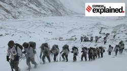 प्रतिकूल मौसम से भी लड़ते हैं एलओसी पर तैनात सैनिक
