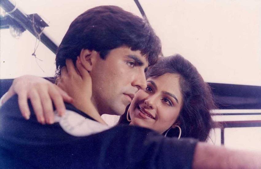 Ayesha Jhulka: आयशा जुल्का 90 के दशक की चर्चित अभिनेत्री रही हैं। उन्होंने अक्षय कुमार से लेकर आमिर खान और अमिताभ बच्चन जैसे एक्टर्स संग स्क्रीन शेयर किया। आयशा जुल्का अपनी अदाकारी के साथ ही अपने निजी जीवन को लेकर भी काफी चर्चा में रही हैं। 