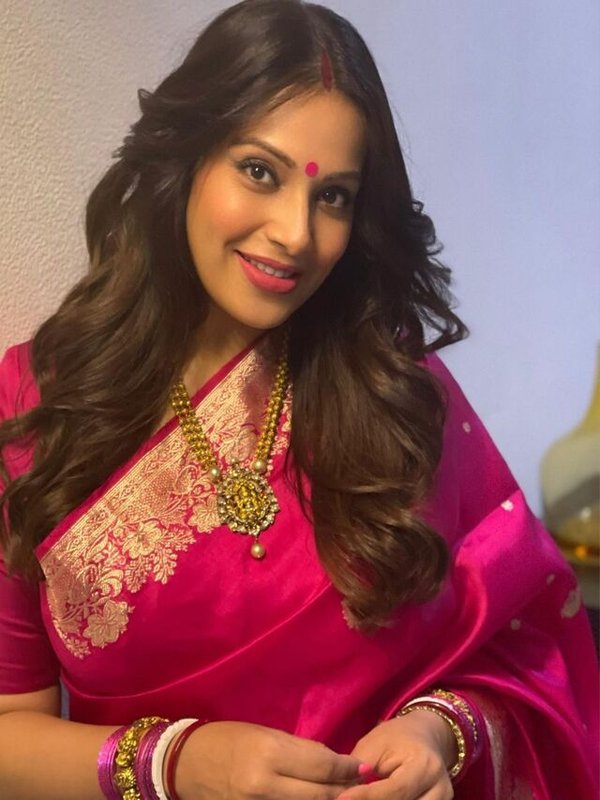 BIPASHA BASU GOD BHARAYI RASM IN DESI LOOK