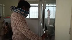 MP: गमछे से मुंह बांधकर रियलिटी चेक करने पहुंच गए विधायक, कर्मचारियों ने आधे घंटे तक काउंटर के बाहर खड़ा कराया