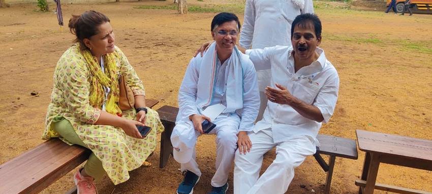 कांग्रेस महासचिव केसी वेणुगोपाल और सचिव वी सी रेड्डी कंटेनर नंबर 3 तो वहीं राहुल गांधी के स्टाफ के अलंकर सवई और केब बाइजू कंटेनर नंबर 4 में रहते हैं। (Photo: Pawan Khera Twitter)