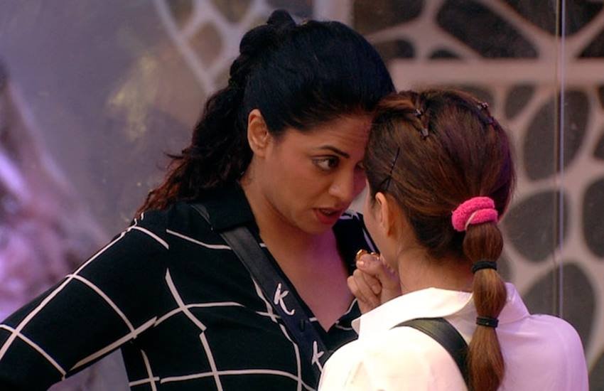 Bigg Boss 16: बिग बॉस का नया सीजन दर्शकों के बीच आने वाला है। बिग बॉस 16 के होस्ट सलमान खान (Salman Khan) ही होंगे। यह रियलिटी शो छोटे पर्दे का पॉपुलर शो है। इस शो में कई सेलेब्स की जोड़ी बनी तो वहीं कई दुश्मन भी बने। कुछ के बीच तो इस कदर मतभेद हुआ कि शो से बाहर निकलने के बाद भी उनके बीच दोस्ती नहीं हो पाई। आइए डालते हैं ऐसे ही कुछ चर्चित नामों पर एक नजर: 