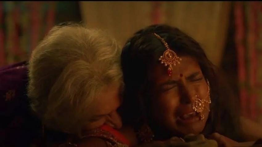 ऐसा ही एक सीन था जिसमें अनु कपूर अश्मिता संग संभोग करने से पहले उनकी पीठ पर मोम गिराते हैं।