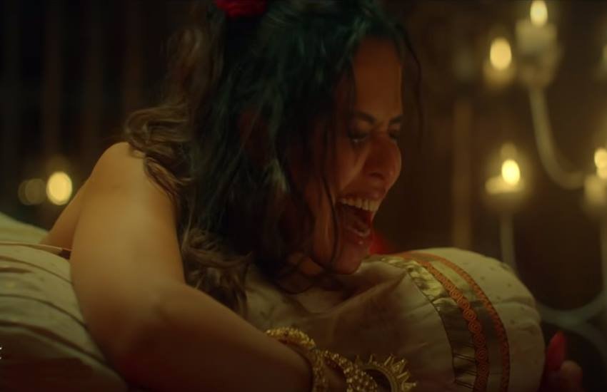 एक्ट्रेस ने एक इंटरव्यू में बताया था कि वह मोम बेहद गर्म था। हालांकि मोम से स्किन ना जले उसके लिए सीन डायरेक्टर ने पहले ही तैयारी कर ली थी।