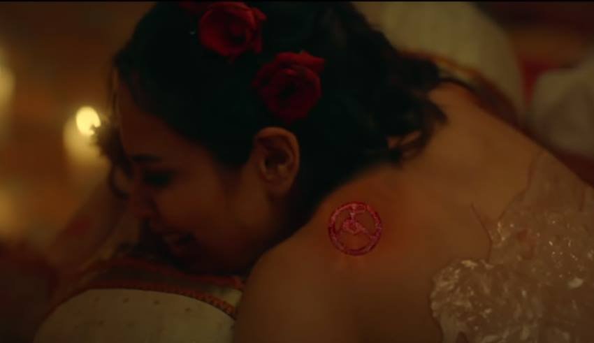 दरअसल सीन फिल्माने से पहले एक्ट्रेस की न्यूड पीठ को सिलिकन की परत से कवर कर दिया गया था। ताकि मोम गिरने से वह जले ना। ऐसा ही हुआ भी।