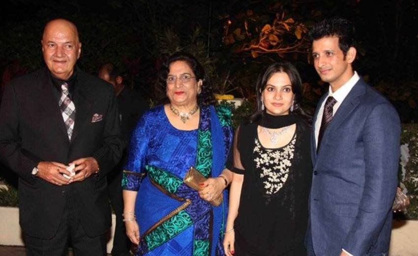 कई फिल्मों में खतरनाक विलेन की भूमिका निभाने वाले एक्टर प्रेम चोपड़ा की बेटी की नाम प्रेरणा है। प्रेरणा फिल्मी दुनिया से दूर हैं। उनकी शादी एक्टर शरमन जोशी से हुई है।