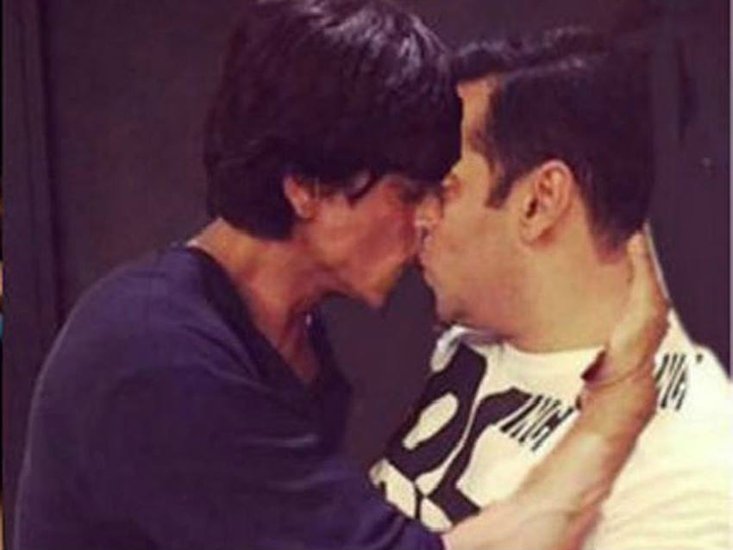 सलमान और शाहरुख की फोटो भी फर्जी है। इसे फोटोशॉप के जरिए ऐसा बनाकर वायरल किया गया था।