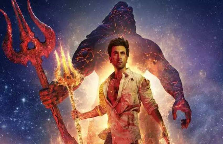 Brahmastra Box Office Collection: रणबीर कपूर (Ranbir Kapoor) और आलिया भट्ट (Alia Bhatt) स्टारर फिल्म ब्रह्मास्त्र ने रिलीज से पहले काफी विरोध झेला। सोशल मीडिया पर इस फिल्म को बायकॉट करने के लिए महीनों से मुहिम चल रही थी। एक्टर्स के पुराने बयानों पर बवाल मचाया गया। बावजूद इसके ब्रह्मास्त्र ने बॉक्स ऑफिस पर जंडे गाड़ दिये हैं। 