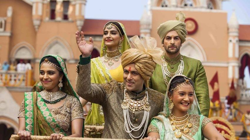 सलमान खान की ज्यादातर फिल्मों को खराब रिव्यू मिलते हैं। प्रेम रतन धन पायो के साथ भी कुछ ऐसा ही हुआ था। खराब रिव्यू के बावजूद भी फिल्म ने 200 करोड़ से ज्यादा की कमाई कर ली थी।