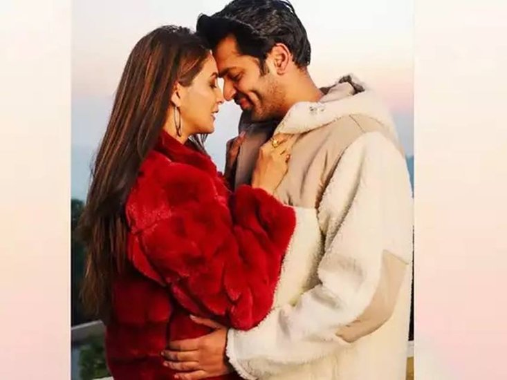 उसके बाद एक्ट्रेस का नाम जुड़ा एक्टर रोहन गंडोत्रा संग। रोहन एक्ट्रेस हीबा नवाब के एक्स बॉयफ्रेंड हैं। इन दिनों दोनों रिलेशनशिप में हैं।