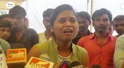 MP Betul Girl’s Plea: सीएम शिवराज से मिलने पहुंची लड़की ने रोते हुए कहा- मेरी कोई मदद नहीं करता, रहने को घर भी नहीं, पुलिस ने खदेड़ा