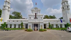 सियासत की अंतहीन लड़ाई में फंसी दिल्ली