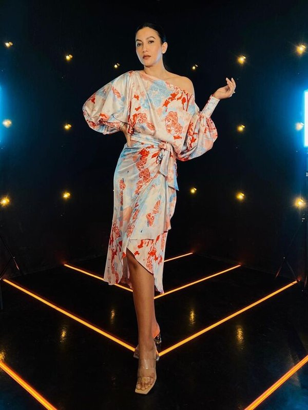 GAUAHAR KHAN IN GLAMOROUS AVATAR