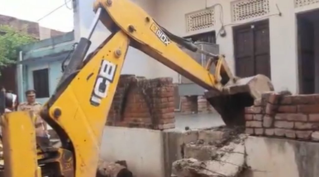 UP | Bulldozers | hamirpur | हमीरपुर में चला बुलडोजर