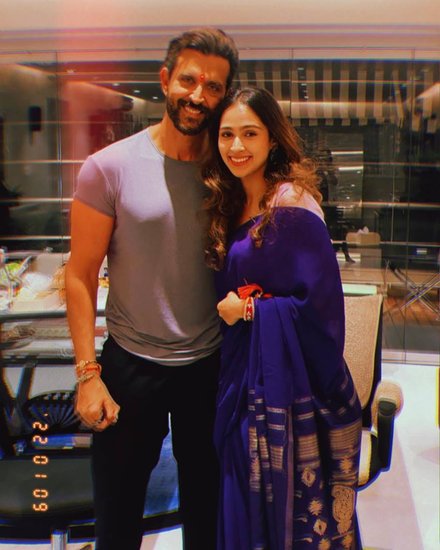 रितिक रोशन (Hrithik Roshan) के परिवार से एक और शख्स की बॉलीवुड में एंट्री हो रही है। ये हैं पश्मिना रोशन (Pashmina Roshan)। पश्मिना इश्क विश्क की रीमेक से अपना डेब्यू कर रही हैं। हालांकि फिलहाल वह अपने डेब्यू के लिए नहीं बल्कि अपने फोटोशूट के लिए चर्चा में हैं।