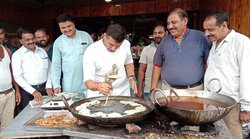 एमपी: प्रचार करने पहुंचे जीतू पटवारी तलने लगे पकौड़े और बनाई जलेबी, बोले- शिवराज जी को भी भेज देना