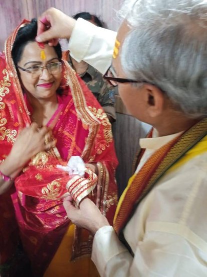  कुछ साल पहले नूतन तिवारी के पति ने इस दुनिया को अलविदा कह दिया था। पहली शादी से नूतन तिवारी को एक बेटी हैं।  स्थानीय मीडिया रिपोर्ट्स के मुताबिक नूतन और शिवपाल सिंह ने अपने बच्चों और परिवार की रजामंदी के बाद शादी रचाई। (फोटो- ट्विटर)