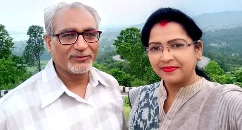  वहीं नूतन तिवारी भी गोड्डा की तेजतर्रार वकीलों में गिनी जाती हैं। नूतन तिवारी और शिवपाल सिंह एक ही कोर्ट में कई बार आमने-सामने रह चुके हैं। दोनों में प्रेम हुआ और आखिरकार प्रेम को अंजाम तक पहुंचाते हुए दोनों ने शादी रचा ली।  (फोटो- ट्विटर)