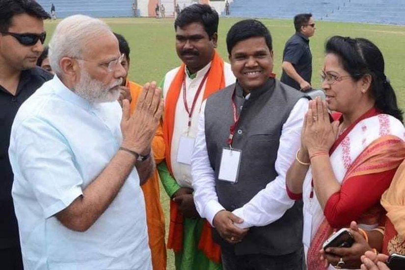 प्रधानमंत्री नरेंद्र मोदी के साथ नूतन तिवारी। (फोटो- नूतन तिवारी के फेसबुक पेज से)
