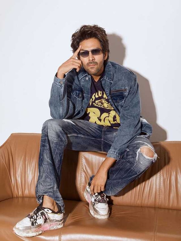 KARTIK ARYAN IN ASHIQUI 3 - RACE BETWEEN ACTRESS