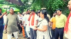 कर्नाटकः महिला ने दी शिकायत तो उखड़ गए बीजेपी विधायक, कैमरे पर अभद्रता देख भड़के लोग