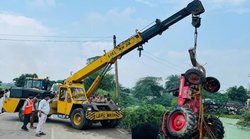 Accident In Lucknow: लखनऊ: उनाई देवी मंदिर जा रहे भक्तों से भरी ट्रॉली तालाब में पलटी, 9 लोगों की मौत