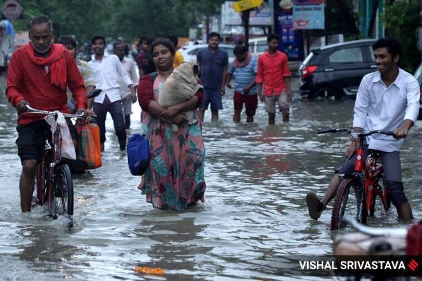 Lucknow Rain: बारिश ने देश के सबसे बड़े सूबे उत्तर प्रदेश की राजधानी लखनऊ का बुरा हाल कर दिया है। राजधानी की सड़कें पानी में डूबीं नजर आईं तो वहीं बारिश के कारण दीवार गिरने से 10 लोगों की जान भी चली गई।