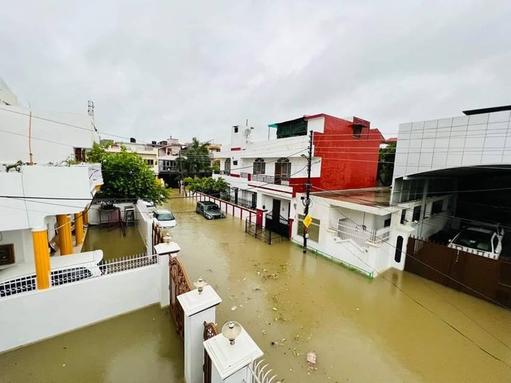 बारिश के कारण लखनऊ से जिस तरह की तस्वीरें सामने आ रही हैं उसने हर किसी को हैरान कर दिया है।