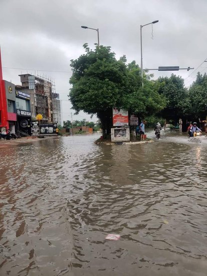 ये तस्वीरें लखनऊ में खराब व्यवस्था की ओर भी इशारा कर रही है।